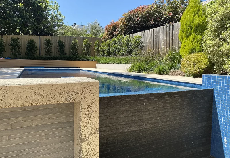 Exposed/ honed pool bar edge at our Buderim Project, with the use of Concrete pavers, and linear cladding make this a great place for afternoon drinks.