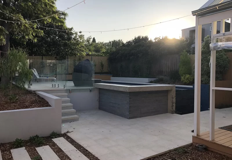 Exposed/ honed pool bar edge with the use of Concrete pavers, and linear cladding make this a great place for afternoon drinks.