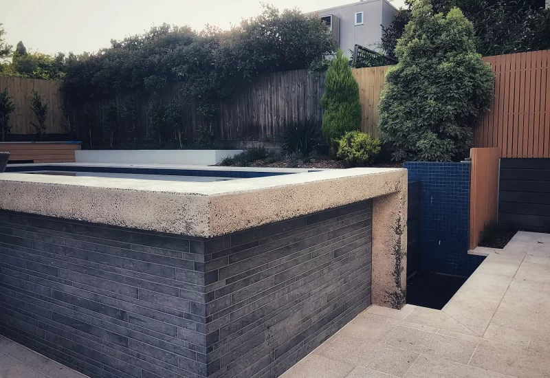 Exposed/ honed pool bar edge with the use of Concrete pavers, and linear cladding make this a great place for afternoon drinks.