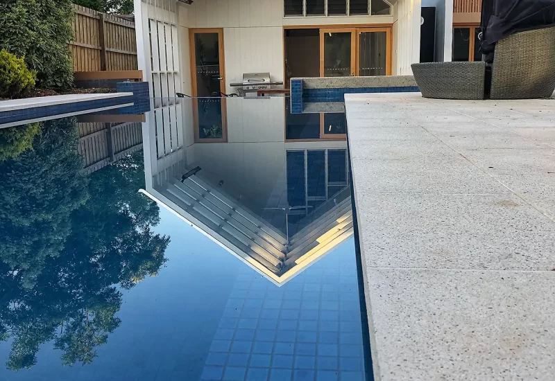 Exposed/ honed pool bar edge with the use of Concrete pavers, and linear cladding make this a great place for afternoon drinks.